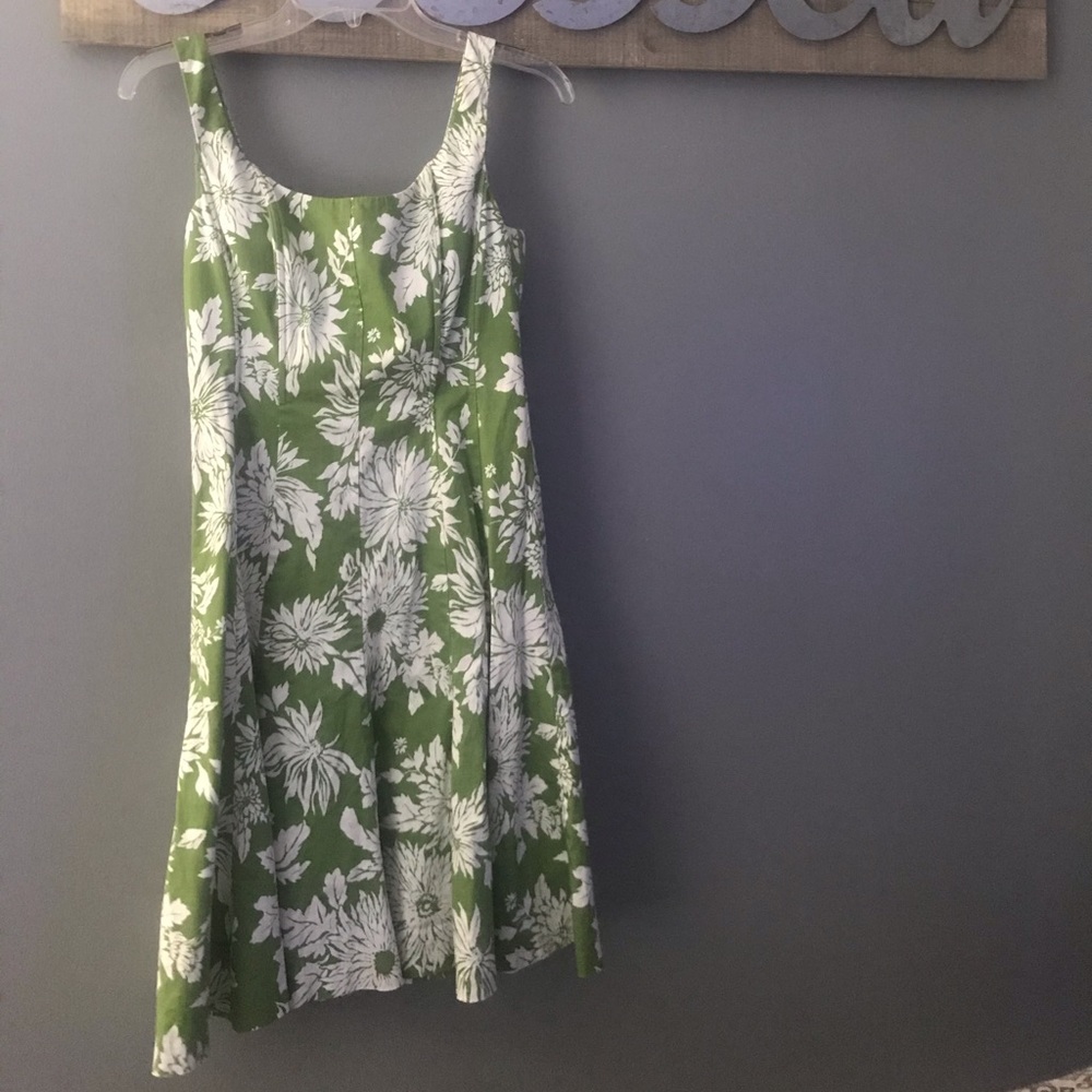 ⭐️Women’s Size 8 Green and White Floral Dress
